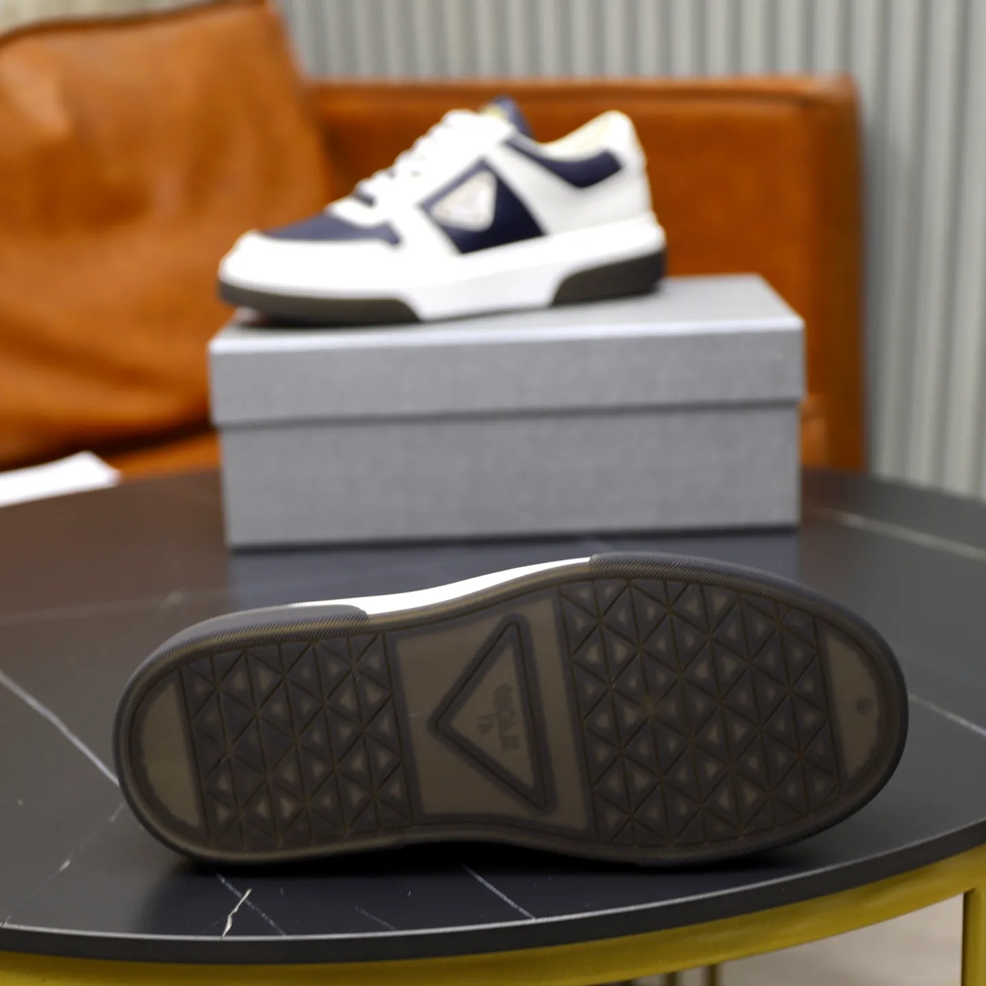 Factory price: 720💰Top original order Brand: PRADA (Prada) Standard code: Men's size 38/44 (45 can be customized) Grade: Same as the official website Material: Original cowhide stitching imported cowhide lining Original combination two-color wear-resistant soft outsole Style category: Leisure and sports version Young fashion European and American trend British style Color: Actual picture color